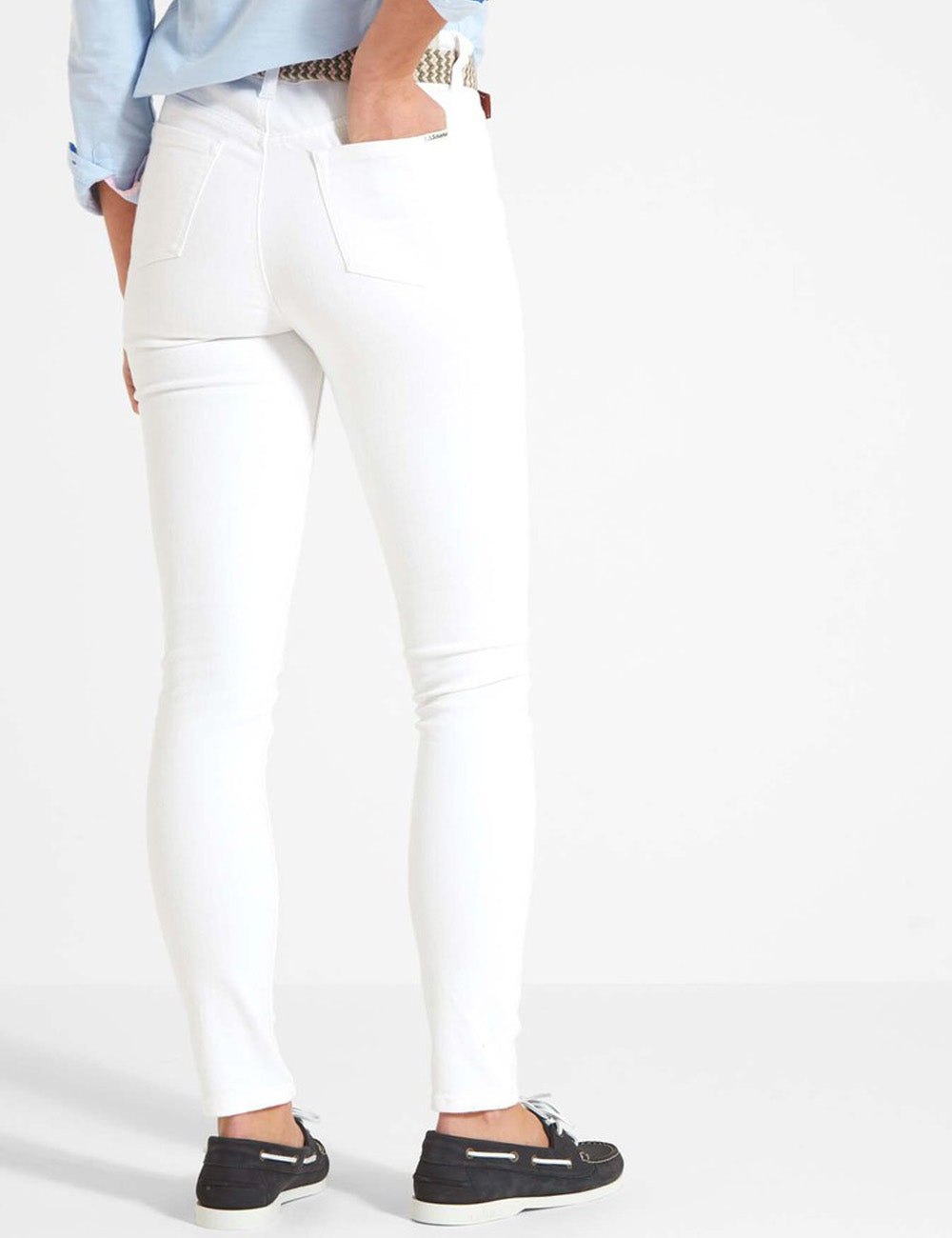 Woman facing away wearing the Poppy Jeans with her hand in the right back pocket