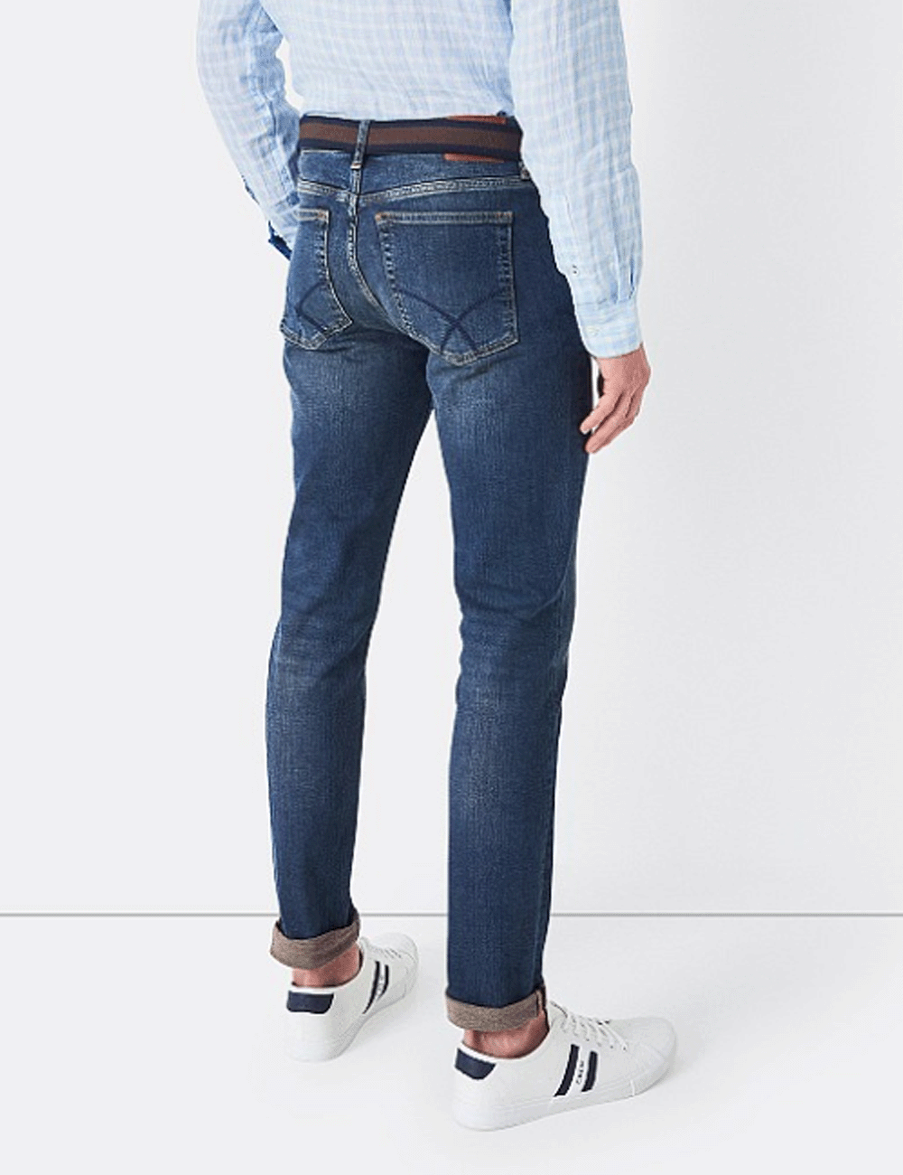 Man facing away wearing the Spencer Jeans with a shirt and trainers