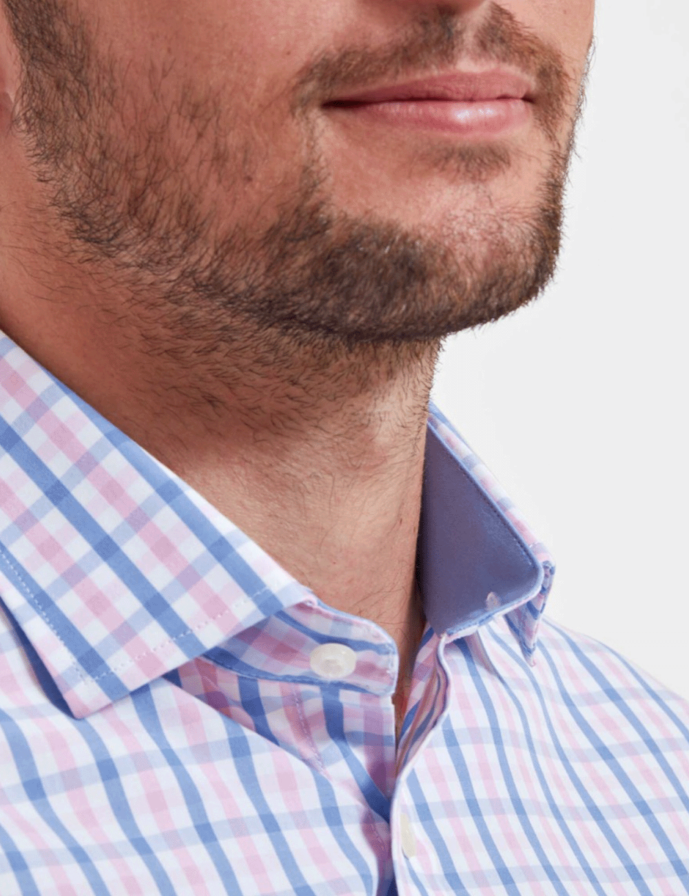 Close up at the collar of man wearing the Hebden Tailored Shirt