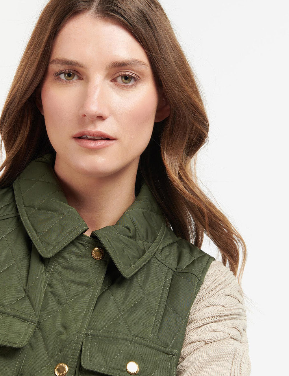 Close up at the neckline of woman wearing the Gilet